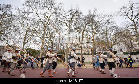 London, Großbritannien. 28. Januar 2018. Die Mitglieder des Englischen Bürgerkriegs, Gesellschaft, eine der ältesten Re-enactment Gruppen in der Welt, auf das Leben des Königs Armee (die Royalistischen Hälfte des Englischen Bürgerkriegs Gesellschaft) wie Sie verfolgen Sie die Route von König Charles I von St James's Palace an den Ort seiner Hinrichtung am Bankett- Haus in Whitehall. Credit: Stephen Chung/Alamy leben Nachrichten Stockfoto