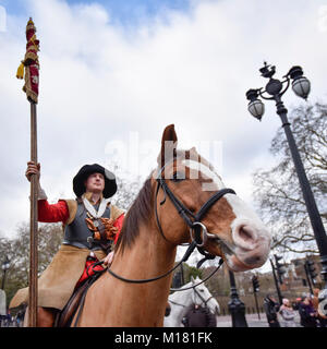 London, Großbritannien. 28. Januar 2018. Die Mitglieder des Englischen Bürgerkriegs, Gesellschaft, eine der ältesten Re-enactment Gruppen in der Welt, auf das Leben des Königs Armee (die Royalistischen Hälfte des Englischen Bürgerkriegs Gesellschaft) wie Sie verfolgen Sie die Route von König Charles I von St James's Palace an den Ort seiner Hinrichtung am Bankett- Haus in Whitehall. Credit: Stephen Chung/Alamy leben Nachrichten Stockfoto