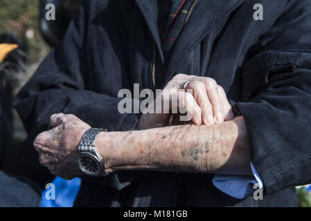 Thessaloniki, Griechenland. 28 Jan, 2018. Heinz Kunio, ein jüdischer Überlebender des Holocaust, zeigt seine arm Tattoo (Identifikationsnummer) vor dem Holocaust Denkmal während einer Zeremonie zum Gedenken an die jüdischen Verfolgung während des Zweiten Weltkriegs. Vor dem Zweiten Weltkrieg fast 50.000 Juden in Thessaloniki. Nach dem deutschen Einmarsch in Griechenland zu Beginn des Zweiten Weltkrieges, fast 45.000 starben im Konzentrationslager Auschwitz. Credit: Giannis Papanikos/ZUMA Draht/Alamy leben Nachrichten Stockfoto