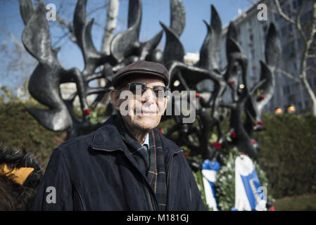 Thessaloniki, Griechenland. 28 Jan, 2018. Heinz Kunio, ein jüdischer Überlebender des Holocaust, wirft vor dem Holocaust Denkmal während einer Zeremonie zum Gedenken an die jüdischen Verfolgung während des Zweiten Weltkriegs. Vor dem Zweiten Weltkrieg fast 50.000 Juden in Thessaloniki. Nach dem deutschen Einmarsch in Griechenland zu Beginn des Zweiten Weltkrieges, fast 45.000 starben im Konzentrationslager Auschwitz. Credit: Giannis Papanikos/ZUMA Draht/Alamy leben Nachrichten Stockfoto