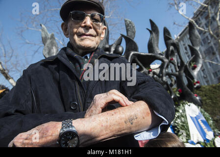 Thessaloniki, Griechenland. 28 Jan, 2018. Heinz Kunio, ein jüdischer Überlebender des Holocaust, zeigt seine arm Tattoo (Identifikationsnummer) vor dem Holocaust Denkmal während einer Zeremonie zum Gedenken an die jüdischen Verfolgung während des Zweiten Weltkriegs. Vor dem Zweiten Weltkrieg fast 50.000 Juden in Thessaloniki. Nach dem deutschen Einmarsch in Griechenland zu Beginn des Zweiten Weltkrieges, fast 45.000 starben im Konzentrationslager Auschwitz. Credit: Giannis Papanikos/ZUMA Draht/Alamy leben Nachrichten Stockfoto