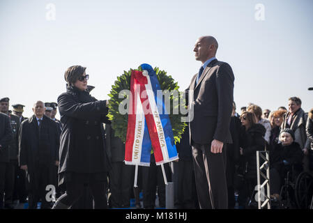 Thessaloniki, Griechenland. 28 Jan, 2018. Der amerikanische Vertreter erhält einen Kranz nieder, um ihn über den Holocaust Denkmal während einer Zeremonie zum Gedenken an die jüdischen Verfolgung während des Zweiten Weltkriegs zu stellen. Vor dem Zweiten Weltkrieg fast 50.000 Juden in Thessaloniki. Nach dem deutschen Einmarsch in Griechenland zu Beginn des Zweiten Weltkrieges, fast 45.000 starben im Konzentrationslager Auschwitz. Credit: Giannis Papanikos/ZUMA Draht/Alamy leben Nachrichten Stockfoto