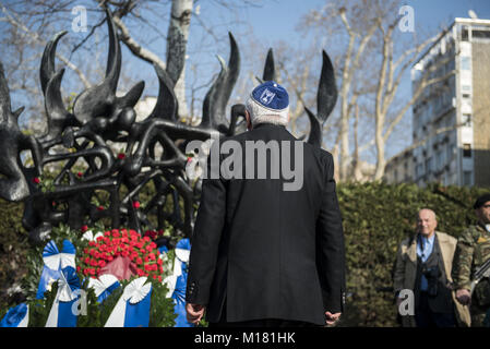 Thessaloniki, Griechenland. 28 Jan, 2018. Ein jüdischer Mann steht vor dem Holocaust Memorial nach Auftragserteilung einen Kranz auf dem Holocaust Denkmal während einer Zeremonie zum Gedenken an die jüdischen Verfolgung während des Zweiten Weltkriegs. Vor dem Zweiten Weltkrieg fast 50.000 Juden in Thessaloniki. Nach dem deutschen Einmarsch in Griechenland zu Beginn des Zweiten Weltkrieges, fast 45.000 starben im Konzentrationslager Auschwitz. Credit: Giannis Papanikos/ZUMA Draht/Alamy leben Nachrichten Stockfoto