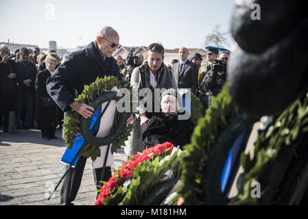 Thessaloniki, Griechenland. 28 Jan, 2018. Heinz Kunio, ein jüdischer Überlebender des Holocaust, Plätze, einen Kranz auf dem Holocaust Denkmal während einer Zeremonie zum Gedenken an die jüdischen Verfolgung während des Zweiten Weltkriegs. Vor dem Zweiten Weltkrieg fast 50.000 Juden in Thessaloniki. Nach dem deutschen Einmarsch in Griechenland zu Beginn des Zweiten Weltkrieges, fast 45.000 starben im Konzentrationslager Auschwitz. Credit: Giannis Papanikos/ZUMA Draht/Alamy leben Nachrichten Stockfoto