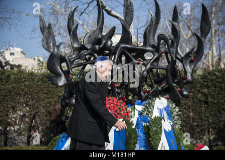 Thessaloniki, Griechenland. 28 Jan, 2018. Ein jüdischer Mann vor dem Holocaust Memorial nach Auftragserteilung einen Kranz auf dem Holocaust Denkmal während einer Zeremonie zum Gedenken an die jüdischen Verfolgung während des Zweiten Weltkriegs. Vor dem Zweiten Weltkrieg fast 50.000 Juden in Thessaloniki. Nach dem deutschen Einmarsch in Griechenland zu Beginn des Zweiten Weltkrieges, fast 45.000 starben im Konzentrationslager Auschwitz. Credit: Giannis Papanikos/ZUMA Draht/Alamy leben Nachrichten Stockfoto