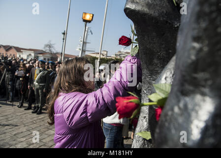 Thessaloniki, Griechenland. 28 Jan, 2018. Kinder Blumen auf den Holocaust Denkmal während einer Zeremonie zum Gedenken an die jüdischen Verfolgung während des Zweiten Weltkriegs. Vor dem Zweiten Weltkrieg fast 50.000 Juden in Thessaloniki. Nach dem deutschen Einmarsch in Griechenland zu Beginn des Zweiten Weltkrieges, fast 45.000 starben im Konzentrationslager Auschwitz. Credit: Giannis Papanikos/ZUMA Draht/Alamy leben Nachrichten Stockfoto