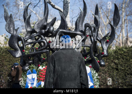 Thessaloniki, Griechenland. 28 Jan, 2018. Ein jüdischer Mann steht vor dem Holocaust Memorial nach Auftragserteilung einen Kranz auf dem Holocaust Denkmal während einer Zeremonie zum Gedenken an die jüdischen Verfolgung während des Zweiten Weltkriegs. Vor dem Zweiten Weltkrieg fast 50.000 Juden in Thessaloniki. Nach dem deutschen Einmarsch in Griechenland zu Beginn des Zweiten Weltkrieges, fast 45.000 starben im Konzentrationslager Auschwitz. Credit: Giannis Papanikos/ZUMA Draht/Alamy leben Nachrichten Stockfoto