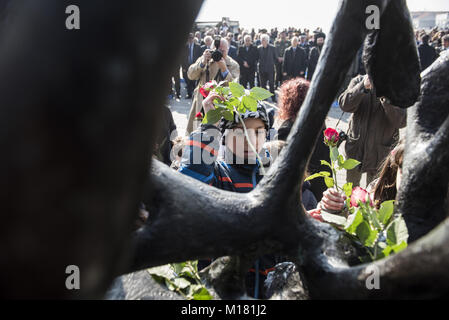 Thessaloniki, Griechenland. 28 Jan, 2018. Kinder Blumen auf den Holocaust Denkmal während einer Zeremonie zum Gedenken an die jüdischen Verfolgung während des Zweiten Weltkriegs. Vor dem Zweiten Weltkrieg fast 50.000 Juden in Thessaloniki. Nach dem deutschen Einmarsch in Griechenland zu Beginn des Zweiten Weltkrieges, fast 45.000 starben im Konzentrationslager Auschwitz. Credit: Giannis Papanikos/ZUMA Draht/Alamy leben Nachrichten Stockfoto