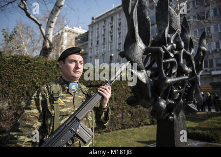 Thessaloniki, Griechenland. 28 Jan, 2018. Die griechische Armee Soldat steht Wache neben dem Holocaust Memorial. Vor dem Zweiten Weltkrieg fast 50.000 Juden in Thessaloniki. Nach dem deutschen Einmarsch in Griechenland zu Beginn des Zweiten Weltkrieges, fast 45.000 starben im Konzentrationslager Auschwitz. Credit: Giannis Papanikos/ZUMA Draht/Alamy leben Nachrichten Stockfoto