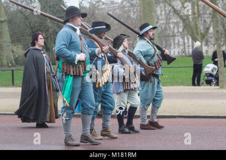 London, Großbritannien. 28. Januar 2018. Mitglieder der King's Armee der englischen Bürgerkrieg Gesellschaft nachvollziehen, die Route von König Karl I. vom St. James' Palace an den Ort seiner Hinrichtung am Bankett- Haus in Whitehall am 30. Januar 1649 Credit: Amer ghazzal/Alamy leben Nachrichten Stockfoto