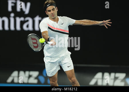 Melbourne, Australien. 28. Januar 2018. Schweizer Tennisspieler Roger Federer ist in Aktion während seiner 1. Runde der Australian Open vs Bosniakische tennis player Marin Cilic am 28.Januar in Melbourne, Australien 2018. Credit: YAN LERVAL/LBA/Alamy leben Nachrichten Stockfoto