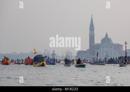 Venedig, Italien. 28. Januar 2018. Ein Ruderer dressing Karneval Kostüme Segel auf Canaregio Kanal am Ende der traditionellen Regatta für die Eröffnung des 2018 Karneval in Venedig am 28. Januar in Venedig, Italien 2018. Das Thema, das für die Ausgabe 2018 der Karneval in Venedig ist "Spielen" und wird vom 27. Januar bis 13. Februar. Credit: Erwachen Foto Agentur/Alamy leben Nachrichten Stockfoto