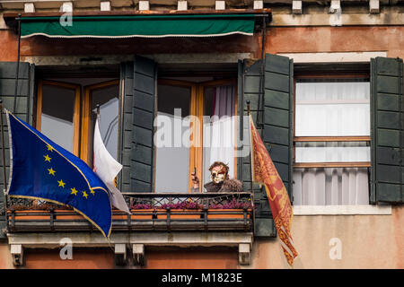 Venedig, Italien. 28. Januar 2018. Ein Ruderer dressing Karneval Kostüme Segel auf Canaregio Kanal am Ende der traditionellen Regatta für die Eröffnung des 2018 Karneval in Venedig am 28. Januar in Venedig, Italien 2018. Das Thema, das für die Ausgabe 2018 der Karneval in Venedig ist "Spielen" und wird vom 27. Januar bis 13. Februar. Credit: Erwachen Foto Agentur/Alamy leben Nachrichten Stockfoto