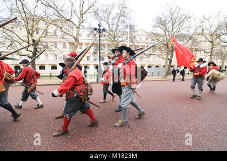 London, Großbritannien. 28. Januar 2018. Mitglieder der King's Armee der englischen Bürgerkrieg Gesellschaft nachvollziehen, die Route von König Karl I. vom St. James' Palace an den Ort seiner Hinrichtung am Bankett- Haus in Whitehall am 30. Januar 1649 Credit: Amer ghazzal/Alamy leben Nachrichten Stockfoto