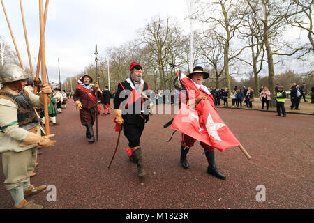 London, Großbritannien. 28. Januar 2018. Mitglieder der King's Armee der englischen Bürgerkrieg Gesellschaft nachvollziehen, die Route von König Karl I. vom St. James' Palace an den Ort seiner Hinrichtung am Bankett- Haus in Whitehall am 30. Januar 1649 Credit: Amer ghazzal/Alamy leben Nachrichten Stockfoto