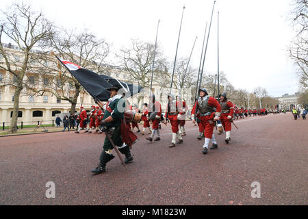 London, Großbritannien. 28. Januar 2018. Mitglieder der King's Armee der englischen Bürgerkrieg Gesellschaft nachvollziehen, die Route von König Karl I. vom St. James' Palace an den Ort seiner Hinrichtung am Bankett- Haus in Whitehall am 30. Januar 1649 Credit: Amer ghazzal/Alamy leben Nachrichten Stockfoto