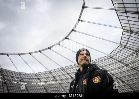 Leverkusen, Deutschland. 28 Jan, 2018. Der Leverkusener Trainer Heiko Herrlich vor dem Deutschen Bundesliga Fußball Spiel zwischen Bayer Leverkusen und der FSV Mainz 05 in der BayArena in Leverkusen, Deutschland, 28. Januar 2018. (EMBARGO BEDINGUNGEN - ACHTUNG: Aufgrund der Akkreditierung Richtlinien, die DFL gestattet nur die Veröffentlichung und Verwertung von bis zu 15 Bildern pro Spiel im Internet und in online Medien während des Spiels.) Credit: Bernd Thissen/dpa/Alamy leben Nachrichten Stockfoto