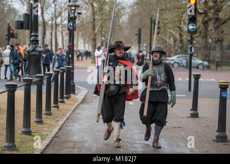 Die Mall, London, UK. 28. Januar 2018. Des Königs Armee jährlich im März stattfindet, werden von den Mitgliedern des Englischen Bürgerkriegs Gesellschaft durchgeführt, und folgt der Route, die von König Karl I von St James's Palace, entlang der Mall zu dem Ort seiner Enthauptung an Bankett- Haus in Whitehall am 30. Januar 1649. Ein Kranz ist auf seine Hinrichtung. Credit: Malcolm Park/Alamy Leben Nachrichten. Stockfoto