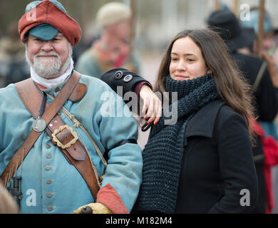Die Mall, London, UK. 28. Januar 2018. Des Königs Armee jährlich im März stattfindet, werden von den Mitgliedern des Englischen Bürgerkriegs Gesellschaft durchgeführt, und folgt der Route, die von König Karl I von St James's Palace, entlang der Mall zu dem Ort seiner Enthauptung an Bankett- Haus in Whitehall am 30. Januar 1649. Ein Kranz ist auf seine Hinrichtung. Credit: Malcolm Park/Alamy Leben Nachrichten. Stockfoto