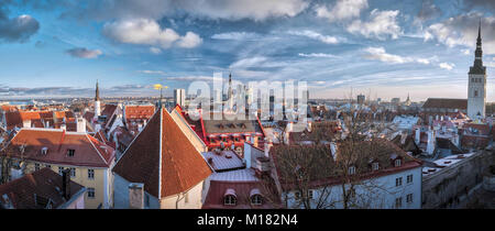 Dezember 11, 2016 - Tallinn, Estland - Blick über Tallinn Altstadt mit Zentrum im Hintergrund. St. Nicholasâ €™-Kirche befindet sich auf der rechten Seite und Tallinn Rathaus in der Mitte sichtbar. (Bild: © Hendrik Osula/SOPA über ZUMA Draht) Stockfoto