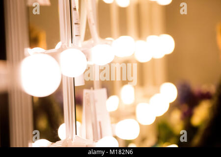 Madrid, Spanien. 27. Januar, 2018. Licht nach der Show von Miguel Marinero während der Mercedes Benz Fashion Week Madrid Herbst/Winter 2018 Ifema am 27. Februar in Madrid, Spanien 2018. © David Gato/Alamy leben Nachrichten Stockfoto