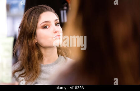 Madrid, Spanien. 27. Januar, 2018. Ein Modell ist Make-up nach der Show von Miguel Marinero während der Mercedes Benz Fashion Week Madrid Herbst/Winter 2018 Ifema am 27. Februar in Madrid, Spanien 2018. © David Gato/Alamy leben Nachrichten Stockfoto