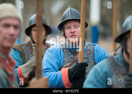 Die Mall, London, UK. 28. Januar 2018. Des Königs Armee jährlich im März stattfindet, werden von den Mitgliedern des Englischen Bürgerkriegs Gesellschaft durchgeführt, und folgt der Route, die von König Karl I von St James's Palace, entlang der Mall zu dem Ort seiner Enthauptung an Bankett- Haus in Whitehall am 30. Januar 1649. Ein Kranz ist auf seine Hinrichtung. Credit: Malcolm Park/Alamy Leben Nachrichten. Stockfoto