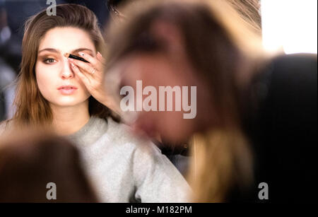Madrid, Spanien. 27. Januar, 2018. Ein Modell ist Make-up nach der Show von Miguel Marinero während der Mercedes Benz Fashion Week Madrid Herbst/Winter 2018 Ifema am 27. Februar in Madrid, Spanien 2018. © David Gato/Alamy leben Nachrichten Stockfoto