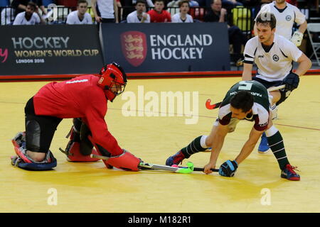 Jaffa Super 6s-East Grinstead v Surbiton im Halbfinale, Kupfer, Arena, Olympia, London, UK. 28. Jan 2018. Credit: Grant Burton/Alamy leben Nachrichten Stockfoto