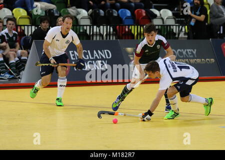 Jaffa Super 6s-East Grinstead v Surbiton im Halbfinale, Kupfer, Arena, Olympia, London, UK. 28. Jan 2018. Credit: Grant Burton/Alamy leben Nachrichten Stockfoto