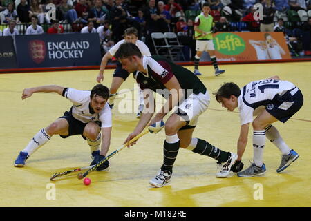 Jaffa Super 6s-East Grinstead v Surbiton im Halbfinale, Kupfer, Arena, Olympia, London, UK. 28. Jan 2018. Credit: Grant Burton/Alamy leben Nachrichten Stockfoto