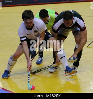 Jaffa Super 6s-East Grinstead v Surbiton im Halbfinale, Kupfer, Arena, Olympia, London, UK. 28. Jan 2018. Credit: Grant Burton/Alamy leben Nachrichten Stockfoto