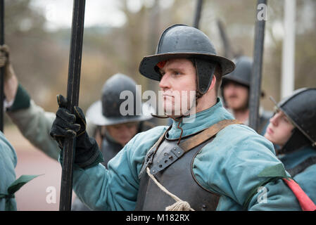Die Mall, London, UK. 28. Januar 2018. Des Königs Armee jährlich im März stattfindet, werden von den Mitgliedern des Englischen Bürgerkriegs Gesellschaft durchgeführt, und folgt der Route, die von König Karl I von St James's Palace, entlang der Mall zu dem Ort seiner Enthauptung an Bankett- Haus in Whitehall am 30. Januar 1649. Ein Kranz ist auf seine Hinrichtung. Credit: Malcolm Park/Alamy Leben Nachrichten. Stockfoto
