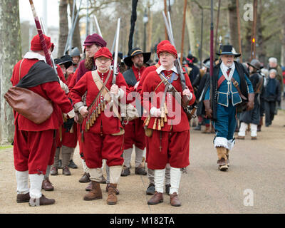 Die Mall, London, UK. 28. Januar 2018. Des Königs Armee jährlich im März stattfindet, werden von den Mitgliedern des Englischen Bürgerkriegs Gesellschaft durchgeführt, und folgt der Route, die von König Karl I von St James's Palace, entlang der Mall zu dem Ort seiner Enthauptung an Bankett- Haus in Whitehall am 30. Januar 1649. Ein Kranz ist auf seine Hinrichtung. Credit: Malcolm Park/Alamy Leben Nachrichten. Stockfoto