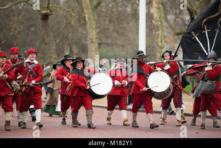 Die Mall, London, UK. 28. Januar 2018. Des Königs Armee jährlich im März stattfindet, werden von den Mitgliedern des Englischen Bürgerkriegs Gesellschaft durchgeführt, und folgt der Route, die von König Karl I von St James's Palace, entlang der Mall zu dem Ort seiner Enthauptung an Bankett- Haus in Whitehall am 30. Januar 1649. Ein Kranz ist auf seine Hinrichtung. Credit: Malcolm Park/Alamy Leben Nachrichten. Stockfoto