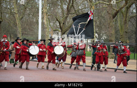 Die Mall, London, UK. 28. Januar 2018. Des Königs Armee jährlich im März stattfindet, werden von den Mitgliedern des Englischen Bürgerkriegs Gesellschaft durchgeführt, und folgt der Route, die von König Karl I von St James's Palace, entlang der Mall zu dem Ort seiner Enthauptung an Bankett- Haus in Whitehall am 30. Januar 1649. Ein Kranz ist auf seine Hinrichtung. Credit: Malcolm Park/Alamy Leben Nachrichten. Stockfoto
