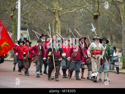 Die Mall, London, UK. 28. Januar 2018. Des Königs Armee jährlich im März stattfindet, werden von den Mitgliedern des Englischen Bürgerkriegs Gesellschaft durchgeführt, und folgt der Route, die von König Karl I von St James's Palace, entlang der Mall zu dem Ort seiner Enthauptung an Bankett- Haus in Whitehall am 30. Januar 1649. Ein Kranz ist auf seine Hinrichtung. Credit: Malcolm Park/Alamy Leben Nachrichten. Stockfoto