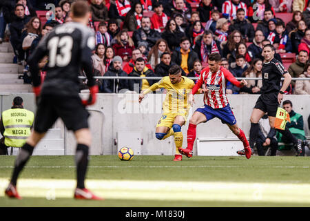 Lucas Hernandez Pi (Atletico de Madrid) kämpft um den Ball mit Hernan Toledo (UD Las Palmas), La Liga Match zwischen Atletico de Madrid UD Las Palmas an der Wanda Metropolitano Stadion in Madrid, Spanien, 28. Januar 2018 vs. Credit: Gtres Información más Comuniación auf Linie, S.L./Alamy leben Nachrichten Stockfoto