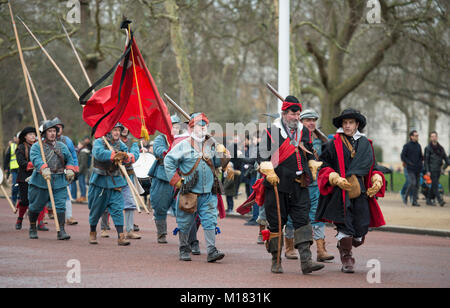 Die Mall, London, UK. 28. Januar 2018. Des Königs Armee jährlich im März stattfindet, werden von den Mitgliedern des Englischen Bürgerkriegs Gesellschaft durchgeführt, und folgt der Route, die von König Karl I von St James's Palace, entlang der Mall zu dem Ort seiner Enthauptung an Bankett- Haus in Whitehall am 30. Januar 1649. Ein Kranz ist auf seine Hinrichtung. Credit: Malcolm Park/Alamy Leben Nachrichten. Stockfoto