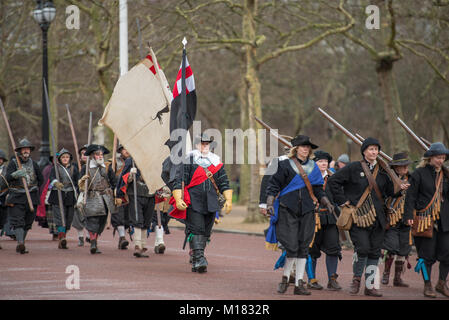 Die Mall, London, UK. 28. Januar 2018. Des Königs Armee jährlich im März stattfindet, werden von den Mitgliedern des Englischen Bürgerkriegs Gesellschaft durchgeführt, und folgt der Route, die von König Karl I von St James's Palace, entlang der Mall zu dem Ort seiner Enthauptung an Bankett- Haus in Whitehall am 30. Januar 1649. Ein Kranz ist auf seine Hinrichtung. Credit: Malcolm Park/Alamy Leben Nachrichten. Stockfoto