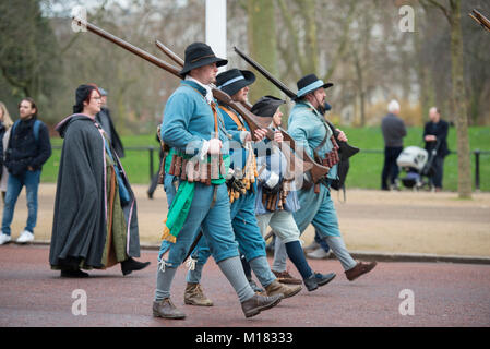 Die Mall, London, UK. 28. Januar 2018. Des Königs Armee jährlich im März stattfindet, werden von den Mitgliedern des Englischen Bürgerkriegs Gesellschaft durchgeführt, und folgt der Route, die von König Karl I von St James's Palace, entlang der Mall zu dem Ort seiner Enthauptung an Bankett- Haus in Whitehall am 30. Januar 1649. Ein Kranz ist auf seine Hinrichtung. Credit: Malcolm Park/Alamy Leben Nachrichten. Stockfoto