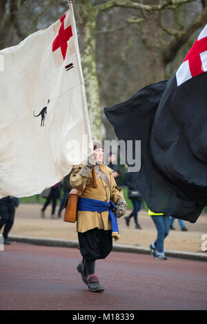 Die Mall, London, UK. 28. Januar 2018. Des Königs Armee jährlich im März stattfindet, werden von den Mitgliedern des Englischen Bürgerkriegs Gesellschaft durchgeführt, und folgt der Route, die von König Karl I von St James's Palace, entlang der Mall zu dem Ort seiner Enthauptung an Bankett- Haus in Whitehall am 30. Januar 1649. Ein Kranz ist auf seine Hinrichtung. Credit: Malcolm Park/Alamy Leben Nachrichten. Stockfoto