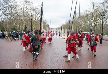 Die Mall, London, UK. 28. Januar 2018. Des Königs Armee jährlich im März stattfindet, werden von den Mitgliedern des Englischen Bürgerkriegs Gesellschaft durchgeführt, und folgt der Route, die von König Karl I von St James's Palace, entlang der Mall zu dem Ort seiner Enthauptung an Bankett- Haus in Whitehall am 30. Januar 1649. Ein Kranz ist auf seine Hinrichtung. Credit: Malcolm Park/Alamy Leben Nachrichten. Stockfoto