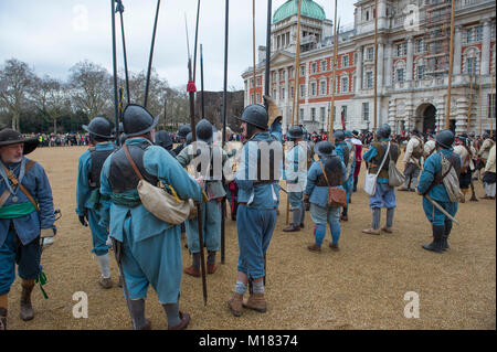 Die Mall, London, UK. 28. Januar 2018. Des Königs Armee jährlich im März stattfindet, werden von den Mitgliedern des Englischen Bürgerkriegs Gesellschaft durchgeführt, und folgt der Route, die von König Karl I von St James's Palace, entlang der Mall zu dem Ort seiner Enthauptung an Bankett- Haus in Whitehall am 30. Januar 1649. Ein Kranz ist auf seine Hinrichtung. Credit: Malcolm Park/Alamy Leben Nachrichten. Stockfoto