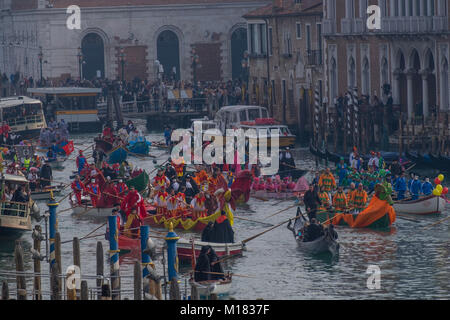 Venedig, Italien. 28. Januar 2018. Ein Ruderer dressing Karneval Kostüme Segel auf Canaregio Kanal am Ende der traditionellen Regatta für die Eröffnung des 2018 Karneval in Venedig am 28. Januar in Venedig, Italien 2018. Das Thema, das für die Ausgabe 2018 der Karneval in Venedig ist "Spielen" und wird vom 27. Januar bis 13. Februar. Credit: Erwachen Foto Agentur/Alamy leben Nachrichten Stockfoto