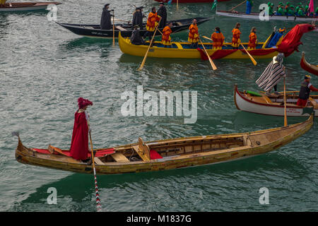 Venedig, Italien. 28. Januar 2018. Ein Ruderer dressing Karneval Kostüme Segel auf Canaregio Kanal am Ende der traditionellen Regatta für die Eröffnung des 2018 Karneval in Venedig am 28. Januar in Venedig, Italien 2018. Das Thema, das für die Ausgabe 2018 der Karneval in Venedig ist "Spielen" und wird vom 27. Januar bis 13. Februar. Credit: Erwachen Foto Agentur/Alamy leben Nachrichten Stockfoto