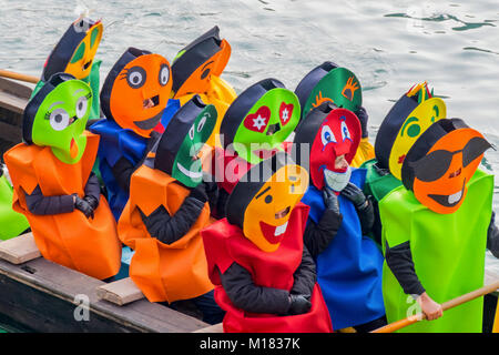 Venedig, Italien. 28. Januar 2018. Ein Ruderer dressing Karneval Kostüme Segel auf Canaregio Kanal am Ende der traditionellen Regatta für die Eröffnung des 2018 Karneval in Venedig am 28. Januar in Venedig, Italien 2018. Das Thema, das für die Ausgabe 2018 der Karneval in Venedig ist "Spielen" und wird vom 27. Januar bis 13. Februar. Credit: Erwachen Foto Agentur/Alamy leben Nachrichten Stockfoto