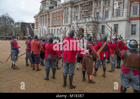 Die Mall, London, UK. 28. Januar 2018. Des Königs Armee jährlich im März stattfindet, werden von den Mitgliedern des Englischen Bürgerkriegs Gesellschaft durchgeführt, und folgt der Route, die von König Karl I von St James's Palace, entlang der Mall zu dem Ort seiner Enthauptung an Bankett- Haus in Whitehall am 30. Januar 1649. Ein Kranz ist auf seine Hinrichtung. Credit: Malcolm Park/Alamy Leben Nachrichten. Stockfoto