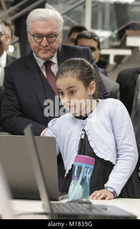 Amman, Jordanien. 28 Jan, 2018. Deutsche Präsident Frank-Walter Steinmeier Uhren acht Jahre alten Nata arbeiten bei einem Besuch in der König Hussein Business Park in Amman, Jordanien, 28. Januar 2018. Seine fünf Tagesausflug sieht ihn mit Jordaniens König Abdullah II. treffen, besuchen Sie ein Flüchtlingslager sowie hochrangige Libanesische Politiker. Quelle: Jörg Carstensen/dpa/Alamy leben Nachrichten Stockfoto