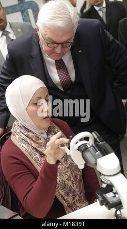 Amman, Jordanien. 28 Jan, 2018. Deutsche Präsident Frank-Walter Steinmeier Uhren ein Forscher arbeiten bei einem Besuch in der König Hussein Business Park in Amman, Jordanien, 28. Januar 2018. Seine fünf Tagesausflug sieht ihn mit Jordaniens König Abdullah II. treffen, besuchen Sie ein Flüchtlingslager sowie hochrangige Libanesische Politiker. Quelle: Jörg Carstensen/dpa/Alamy leben Nachrichten Stockfoto